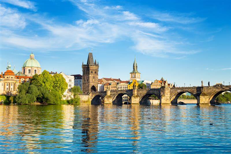 Best time to visit historic european towns for pleasant weather