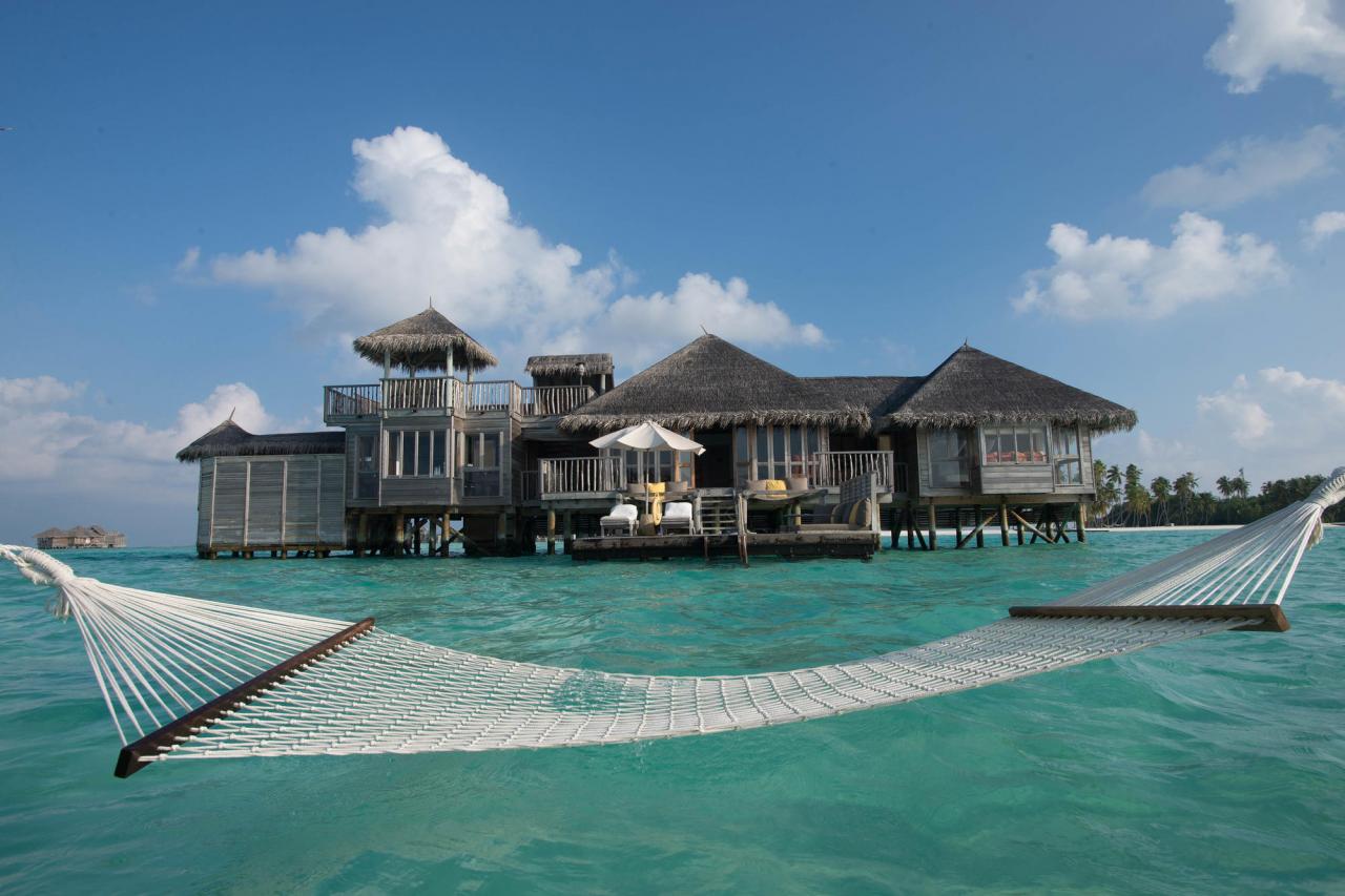 Top-rated island resorts with overwater bungalows and turquoise waters